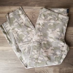 Hollister crop Camo jeans